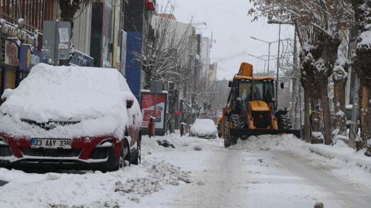 Van'da 702 yerleşim yerinin yolu kardan kapandı